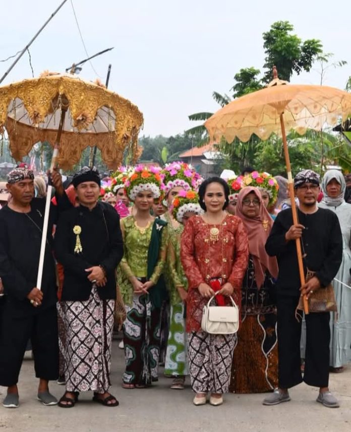 Ribuan Masyarakat Antusias Hadiri Adat Ngarot di Desa Lelea, Ikon Budaya Indramayu yang Mendunia